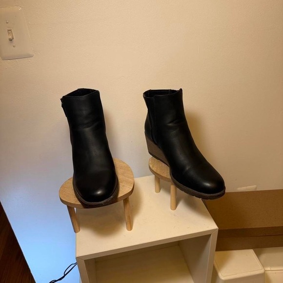 Dr. Scholl's Shoes - VIONIC WATER PROOF WOMENS BLACK WALKING BOOTS SIZE 9.5. SRP $160